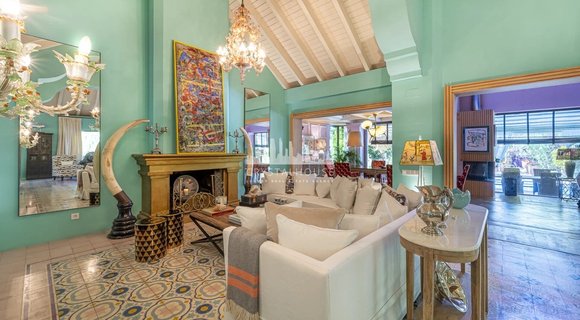 Elegancja i harmonia są fundamentem projektu tej wspaniałej posiadłości, stworzonej w tradycyjnym stylu śródziemnomorskim z widokiem na La Concha. Nowoczesny design budynku i tradycyjna hiszpańska architektura łączą się, tworząc spokojną i odprężającą atm