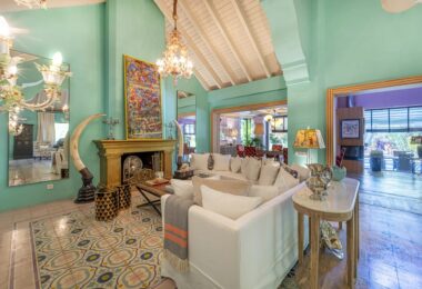 Elegancja i harmonia są fundamentem projektu tej wspaniałej posiadłości, stworzonej w tradycyjnym stylu śródziemnomorskim z widokiem na La Concha. Nowoczesny design budynku i tradycyjna hiszpańska architektura łączą się, tworząc spokojną i odprężającą atm