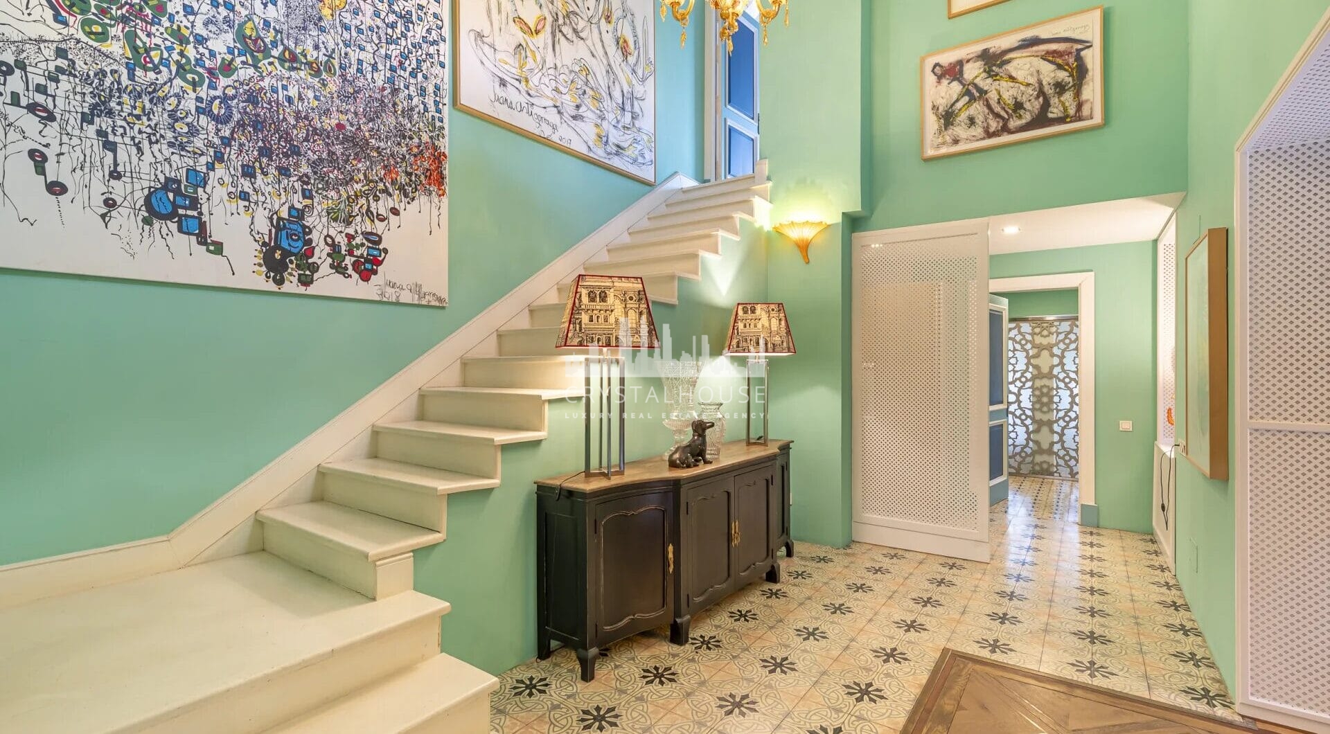 Elegancja i harmonia są fundamentem projektu tej wspaniałej posiadłości, stworzonej w tradycyjnym stylu śródziemnomorskim z widokiem na La Concha. Nowoczesny design budynku i tradycyjna hiszpańska architektura łączą się, tworząc spokojną i odprężającą atm