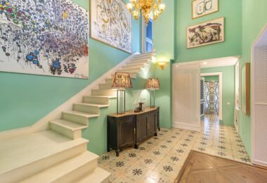 Elegancja i harmonia są fundamentem projektu tej wspaniałej posiadłości, stworzonej w tradycyjnym stylu śródziemnomorskim z widokiem na La Concha. Nowoczesny design budynku i tradycyjna hiszpańska architektura łączą się, tworząc spokojną i odprężającą atm