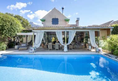 Elegancja i harmonia są fundamentem projektu tej wspaniałej posiadłości, stworzonej w tradycyjnym stylu śródziemnomorskim z widokiem na La Concha. Nowoczesny design budynku i tradycyjna hiszpańska architektura łączą się, tworząc spokojną i odprężającą atm