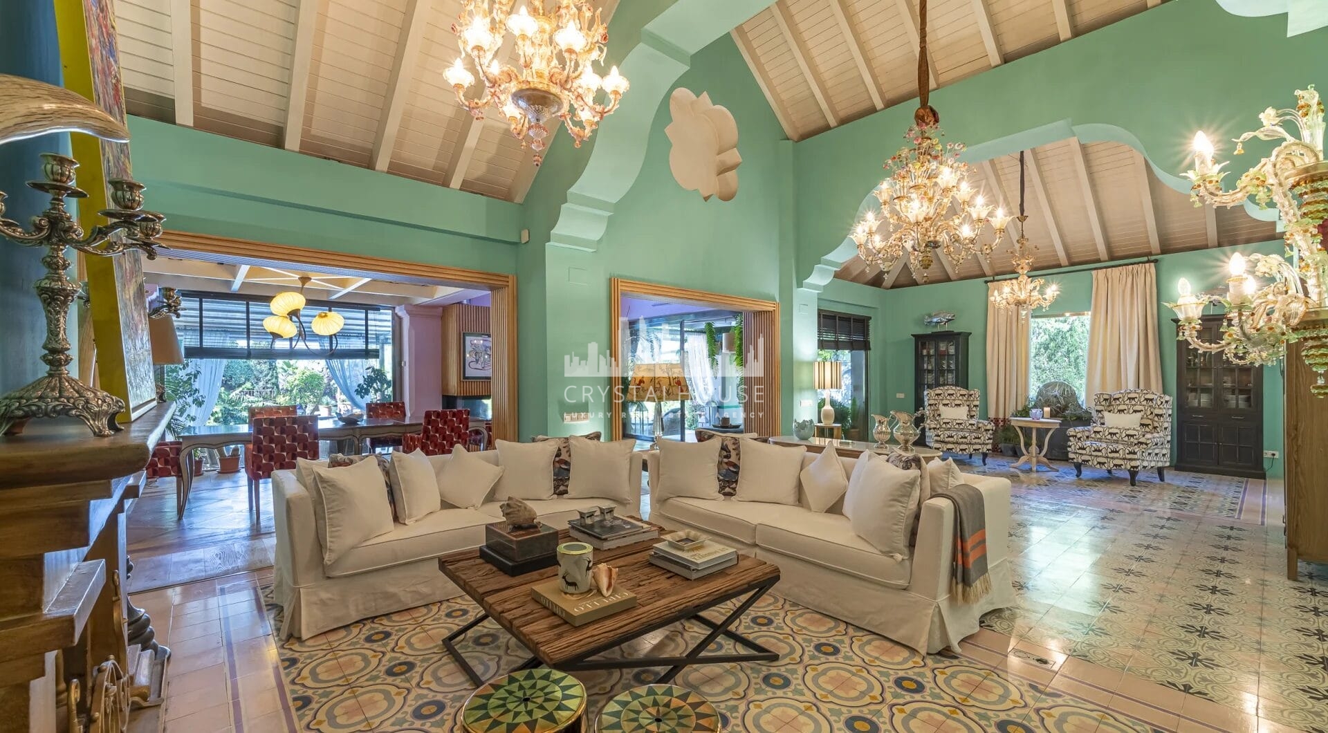 Elegancja i harmonia są fundamentem projektu tej wspaniałej posiadłości, stworzonej w tradycyjnym stylu śródziemnomorskim z widokiem na La Concha. Nowoczesny design budynku i tradycyjna hiszpańska architektura łączą się, tworząc spokojną i odprężającą atm