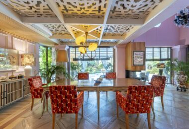 Elegancja i harmonia są fundamentem projektu tej wspaniałej posiadłości, stworzonej w tradycyjnym stylu śródziemnomorskim z widokiem na La Concha. Nowoczesny design budynku i tradycyjna hiszpańska architektura łączą się, tworząc spokojną i odprężającą atm