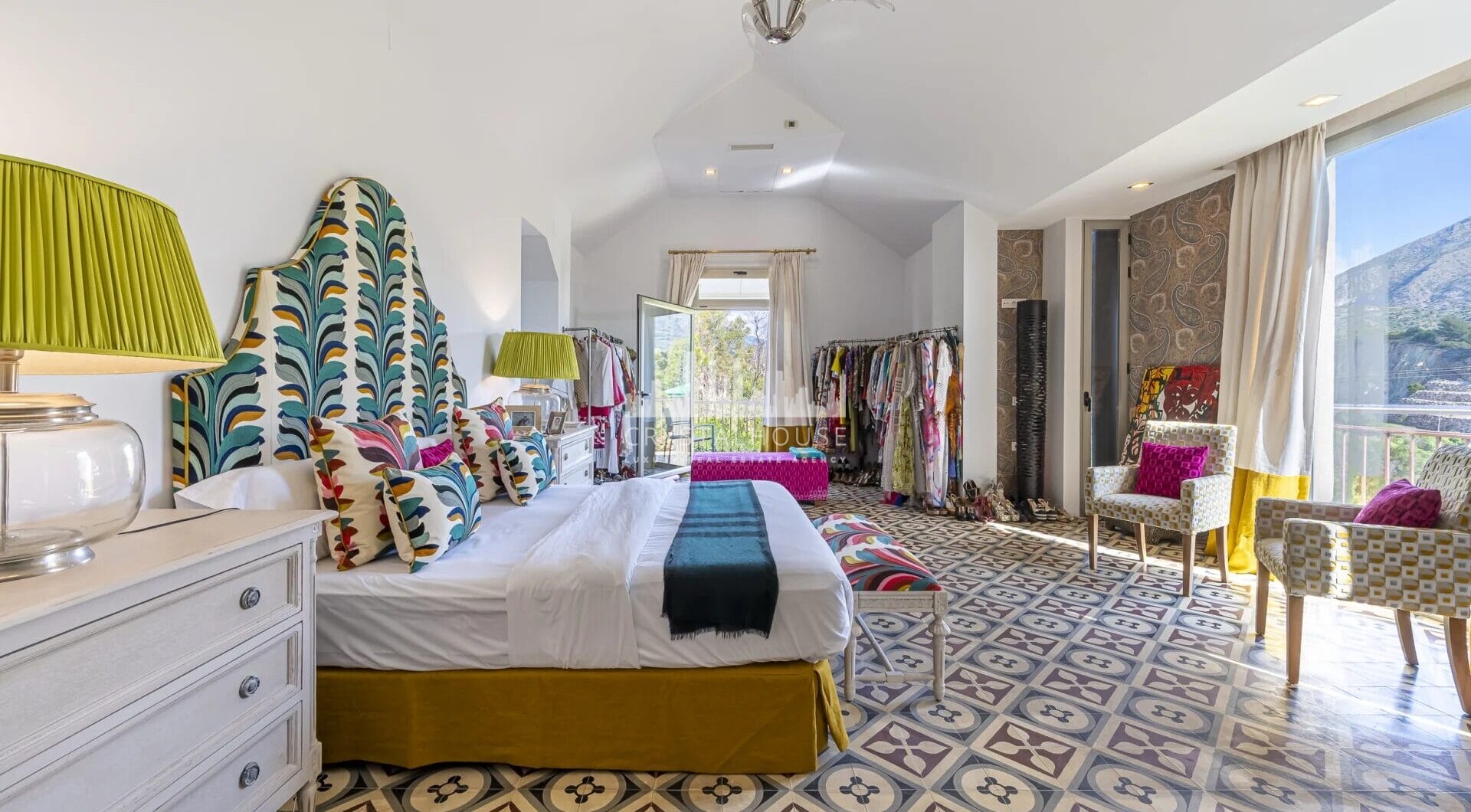 Elegancja i harmonia są fundamentem projektu tej wspaniałej posiadłości, stworzonej w tradycyjnym stylu śródziemnomorskim z widokiem na La Concha. Nowoczesny design budynku i tradycyjna hiszpańska architektura łączą się, tworząc spokojną i odprężającą atm