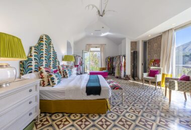 Elegancja i harmonia są fundamentem projektu tej wspaniałej posiadłości, stworzonej w tradycyjnym stylu śródziemnomorskim z widokiem na La Concha. Nowoczesny design budynku i tradycyjna hiszpańska architektura łączą się, tworząc spokojną i odprężającą atm