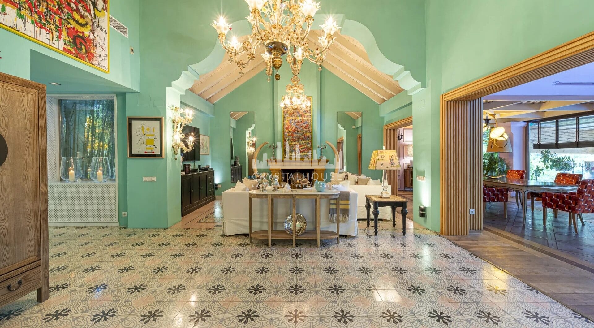 Elegancja i harmonia są fundamentem projektu tej wspaniałej posiadłości, stworzonej w tradycyjnym stylu śródziemnomorskim z widokiem na La Concha. Nowoczesny design budynku i tradycyjna hiszpańska architektura łączą się, tworząc spokojną i odprężającą atm