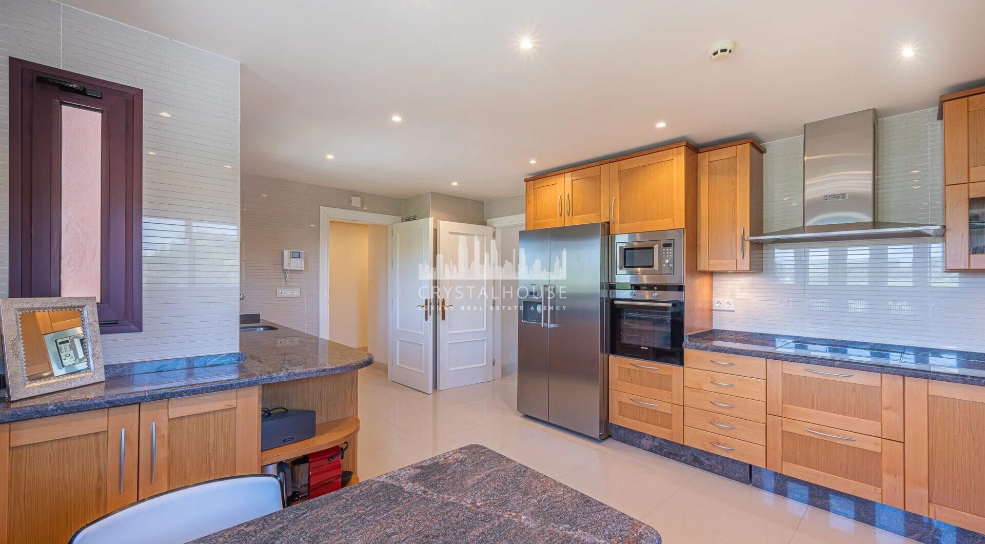 Presentamos un cautivador ático dúplex de tres dormitorios ubicado en el prestigioso La Alzambra Hill Club, una exclusiva urbanización cerrada y segura con vigilancia las 24 horas.