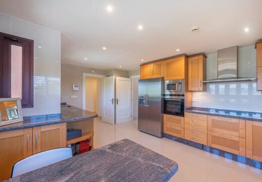 Presentamos un cautivador ático dúplex de tres dormitorios ubicado en el prestigioso La Alzambra Hill Club, una exclusiva urbanización cerrada y segura con vigilancia las 24 horas.