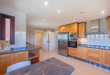 Presentamos un cautivador ático dúplex de tres dormitorios ubicado en el prestigioso La Alzambra Hill Club, una exclusiva urbanización cerrada y segura con vigilancia las 24 horas.