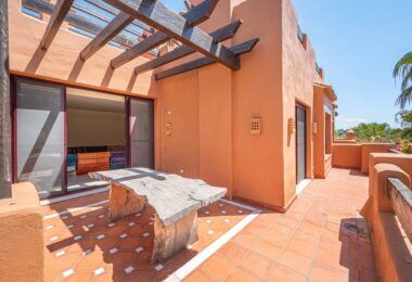 Presentamos un cautivador ático dúplex de tres dormitorios ubicado en el prestigioso La Alzambra Hill Club, una exclusiva urbanización cerrada y segura con vigilancia las 24 horas.