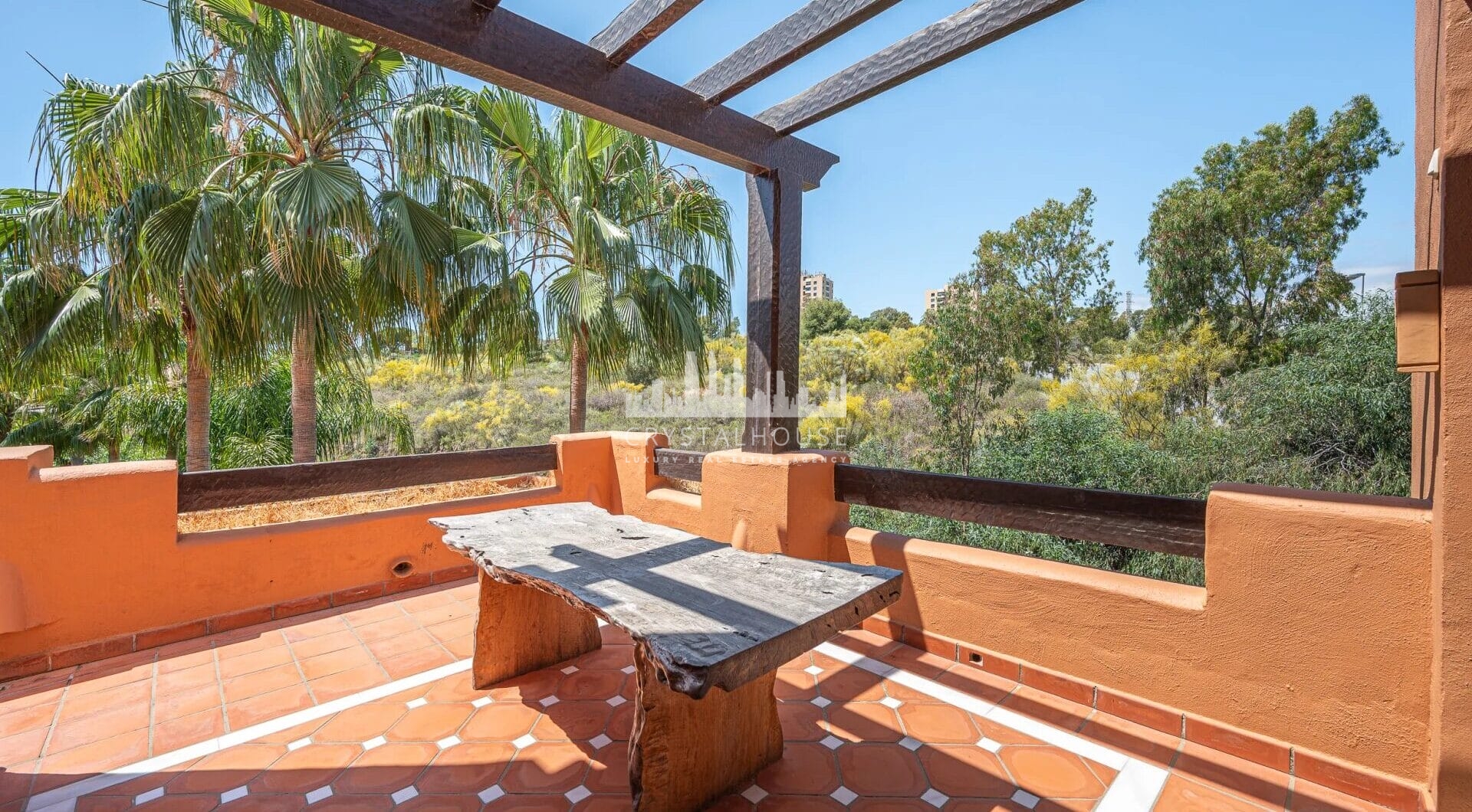 Presentamos un cautivador ático dúplex de tres dormitorios ubicado en el prestigioso La Alzambra Hill Club, una exclusiva urbanización cerrada y segura con vigilancia las 24 horas.