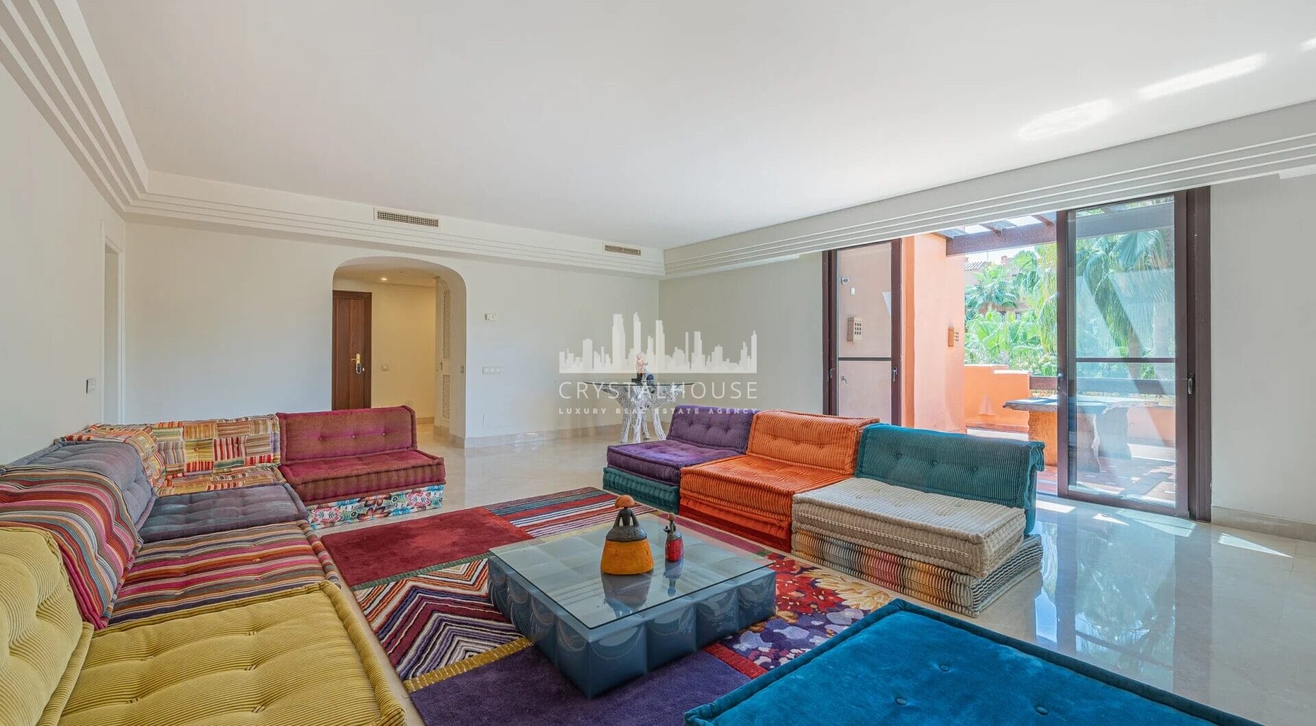 Presentamos un cautivador ático dúplex de tres dormitorios ubicado en el prestigioso La Alzambra Hill Club, una exclusiva urbanización cerrada y segura con vigilancia las 24 horas.