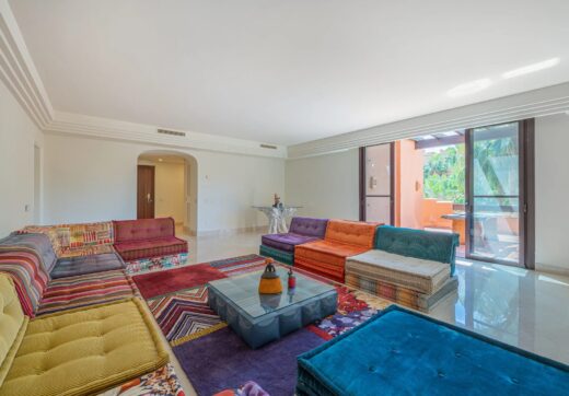 Presentamos un cautivador ático dúplex de tres dormitorios ubicado en el prestigioso La Alzambra Hill Club, una exclusiva urbanización cerrada y segura con vigilancia las 24 horas.