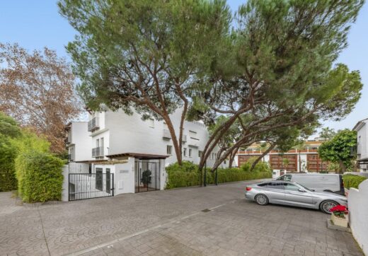 Położony w popularnej, ogrodzonej społeczności Urbanización El Corralito, ten pięknie utrzymany apartament na pierwszym piętrze stanowi rzadką okazję, zaledwie kilka kroków od kultowej plaży Mistral.