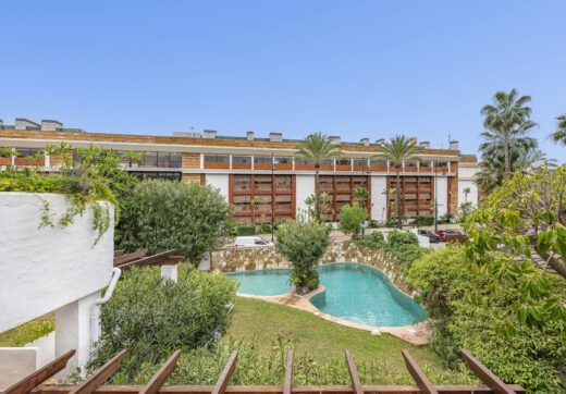 Położony w popularnej, ogrodzonej społeczności Urbanización El Corralito, ten pięknie utrzymany apartament na pierwszym piętrze stanowi rzadką okazję, zaledwie kilka kroków od kultowej plaży Mistral.