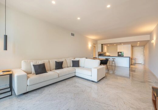 Odkryj kwintesencję nowoczesnego luksusowego stylu życia w prestiżowym Jardín Andaluz, położonym w ekskluzywnej enklawie Marina de Puente Romano.