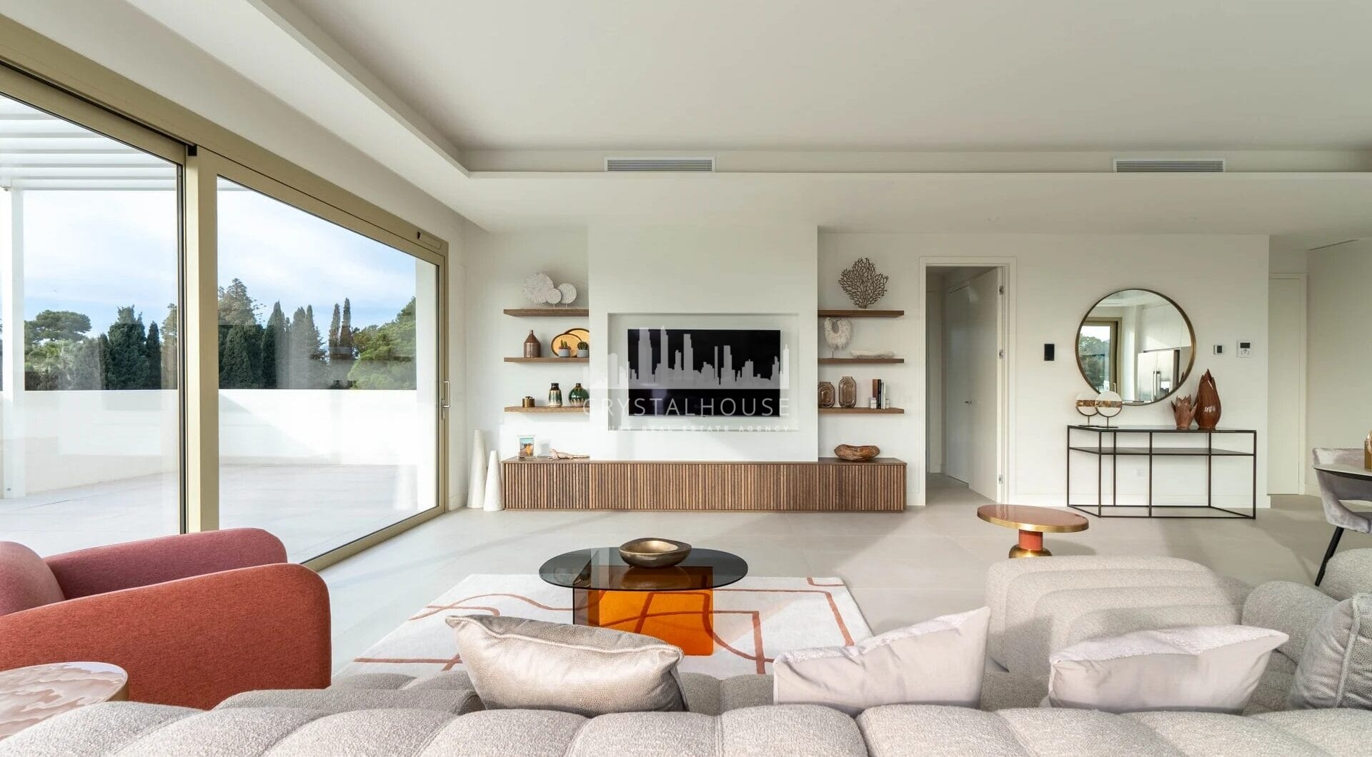 Położony w prestiżowym i bardzo poszukiwanym kompleksie mieszkaniowym Benalús przy Złotej Mili w Marbelli, ten wspaniały dwupoziomowy penthouse na nowo definiuje luksusowe życie.