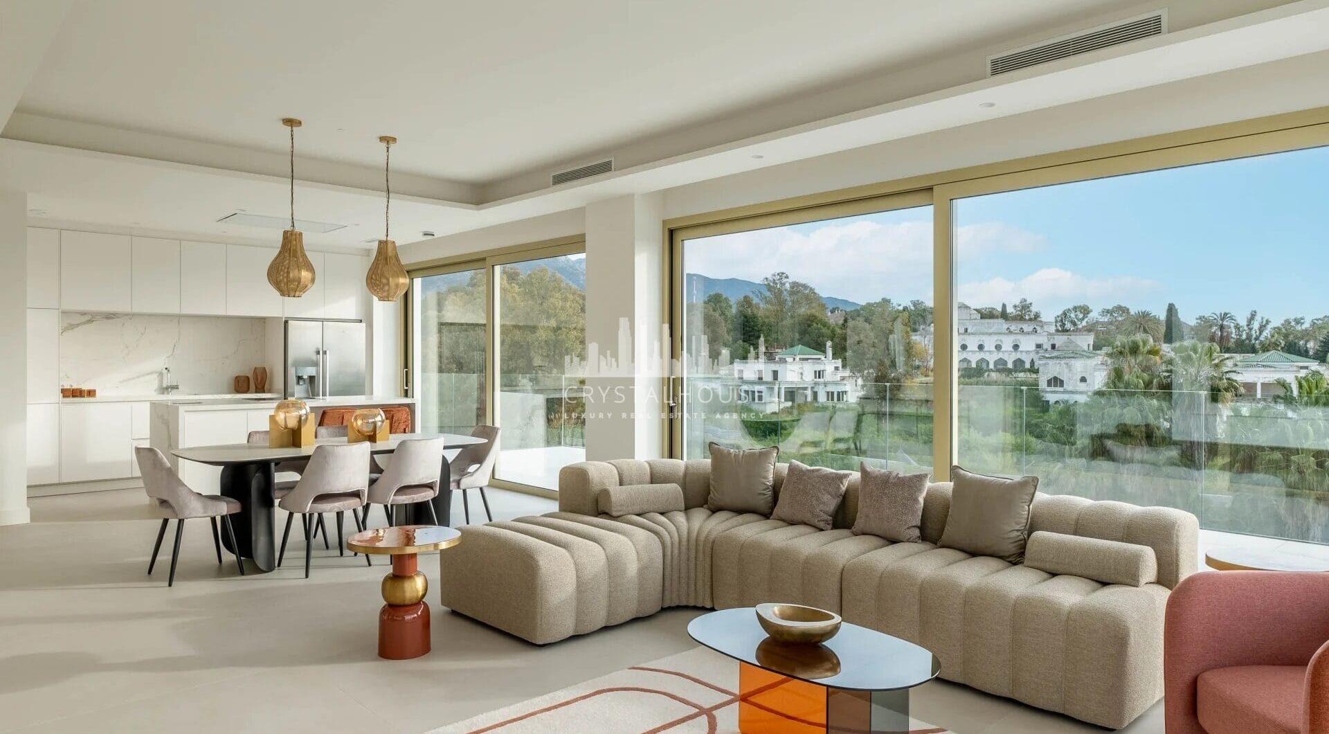 Położony w prestiżowym i bardzo poszukiwanym kompleksie mieszkaniowym Benalús przy Złotej Mili w Marbelli, ten wspaniały dwupoziomowy penthouse na nowo definiuje luksusowe życie.
