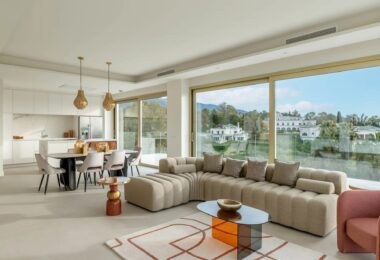 Położony w prestiżowym i bardzo poszukiwanym kompleksie mieszkaniowym Benalús przy Złotej Mili w Marbelli, ten wspaniały dwupoziomowy penthouse na nowo definiuje luksusowe życie.