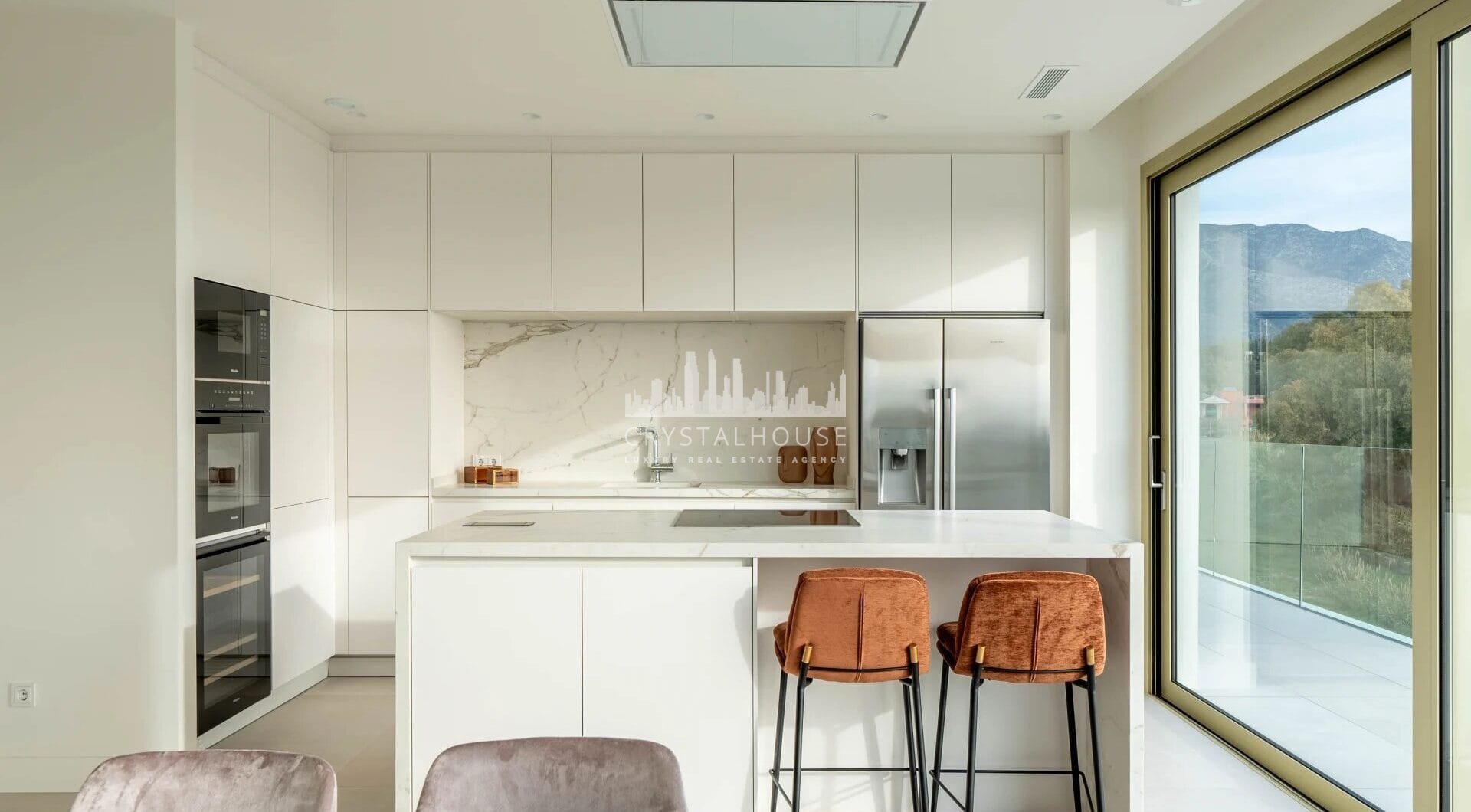 Położony w prestiżowym i bardzo poszukiwanym kompleksie mieszkaniowym Benalús przy Złotej Mili w Marbelli, ten wspaniały dwupoziomowy penthouse na nowo definiuje luksusowe życie.