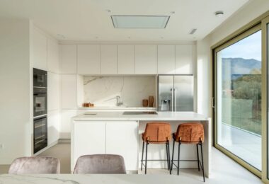 Położony w prestiżowym i bardzo poszukiwanym kompleksie mieszkaniowym Benalús przy Złotej Mili w Marbelli, ten wspaniały dwupoziomowy penthouse na nowo definiuje luksusowe życie.