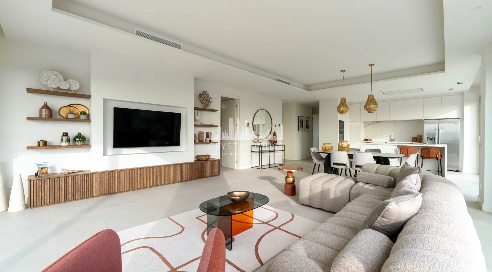 Położony w prestiżowym i bardzo poszukiwanym kompleksie mieszkaniowym Benalús przy Złotej Mili w Marbelli, ten wspaniały dwupoziomowy penthouse na nowo definiuje luksusowe życie.