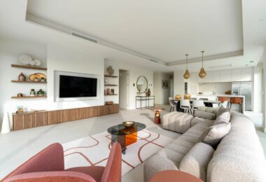 Położony w prestiżowym i bardzo poszukiwanym kompleksie mieszkaniowym Benalús przy Złotej Mili w Marbelli, ten wspaniały dwupoziomowy penthouse na nowo definiuje luksusowe życie.