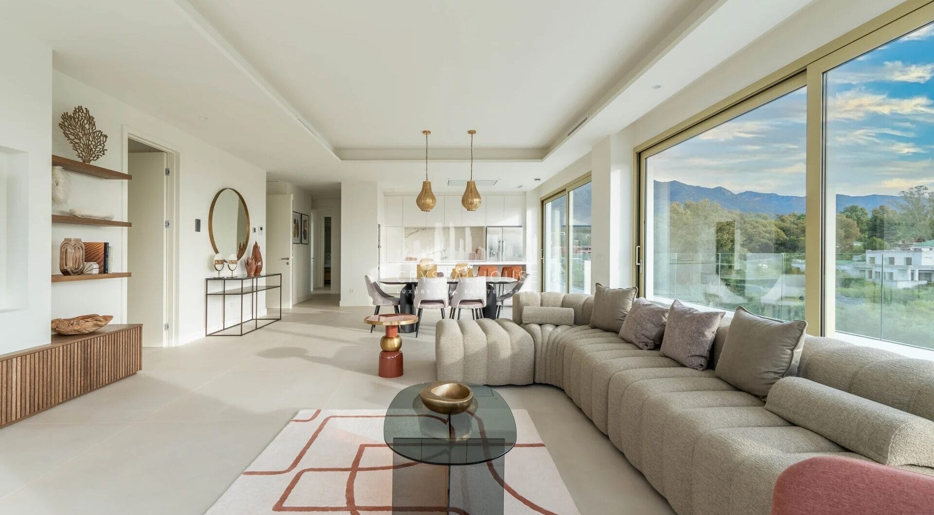 Położony w prestiżowym i bardzo poszukiwanym kompleksie mieszkaniowym Benalús przy Złotej Mili w Marbelli, ten wspaniały dwupoziomowy penthouse na nowo definiuje luksusowe życie.