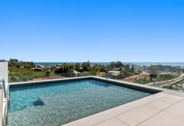 Położony w prestiżowym i bardzo poszukiwanym kompleksie mieszkaniowym Benalús przy Złotej Mili w Marbelli, ten wspaniały dwupoziomowy penthouse na nowo definiuje luksusowe życie.