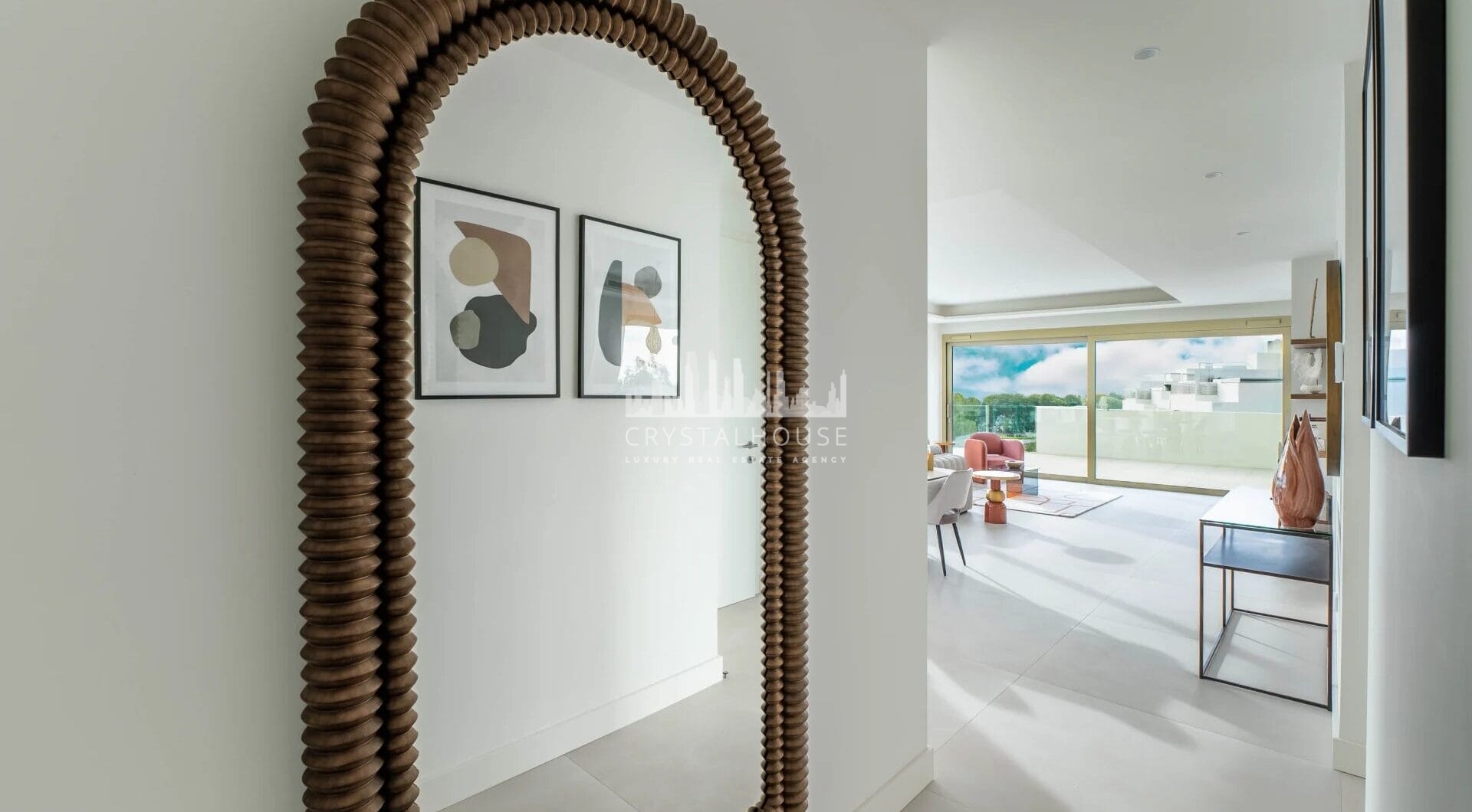 Położony w prestiżowym i bardzo poszukiwanym kompleksie mieszkaniowym Benalús przy Złotej Mili w Marbelli, ten wspaniały dwupoziomowy penthouse na nowo definiuje luksusowe życie.