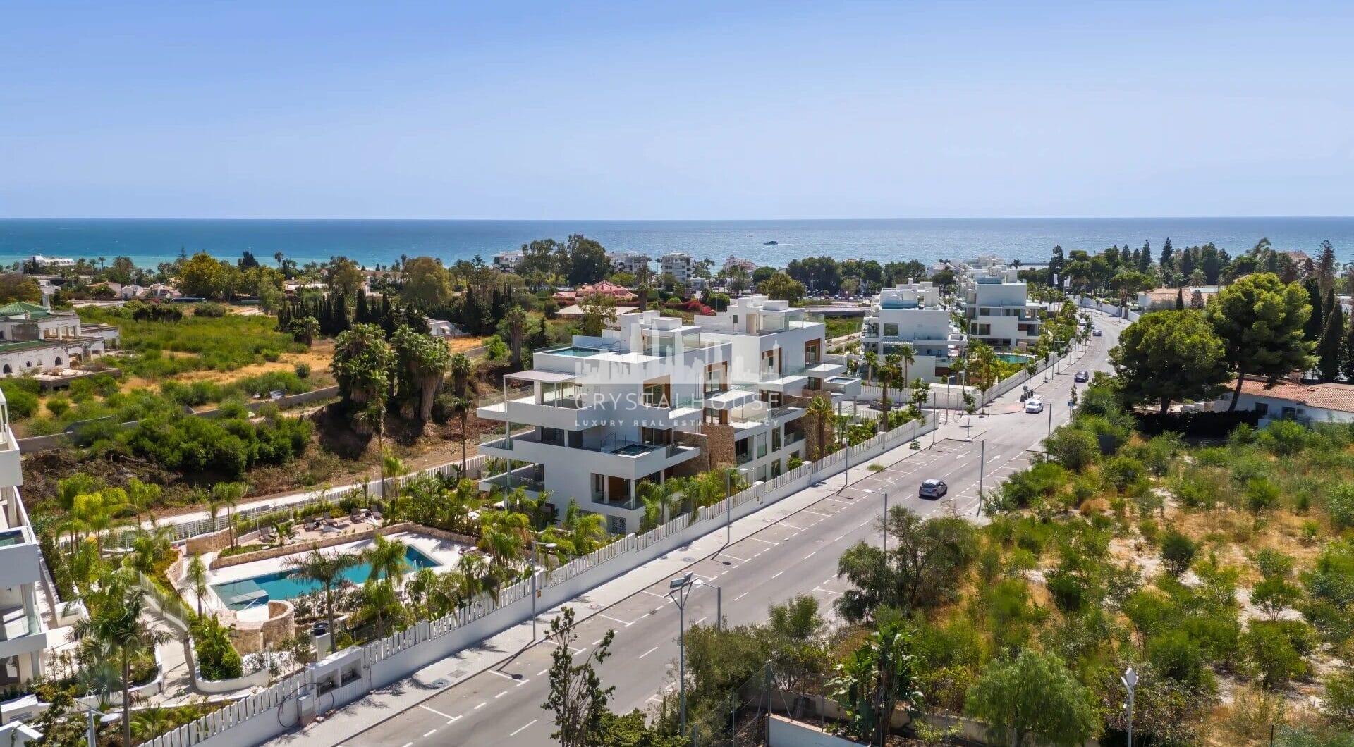 Położony w prestiżowym i bardzo poszukiwanym kompleksie mieszkaniowym Benalús przy Złotej Mili w Marbelli, ten wspaniały dwupoziomowy penthouse na nowo definiuje luksusowe życie.