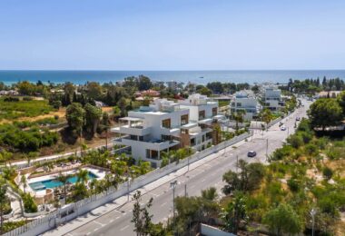 Położony w prestiżowym i bardzo poszukiwanym kompleksie mieszkaniowym Benalús przy Złotej Mili w Marbelli, ten wspaniały dwupoziomowy penthouse na nowo definiuje luksusowe życie.