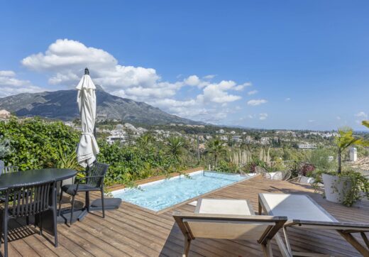 Doświadcz luksusowego życia w tym oszałamiającym apartamencie na parterze położonym w prestiżowym Palacetes de Les Belvederes.