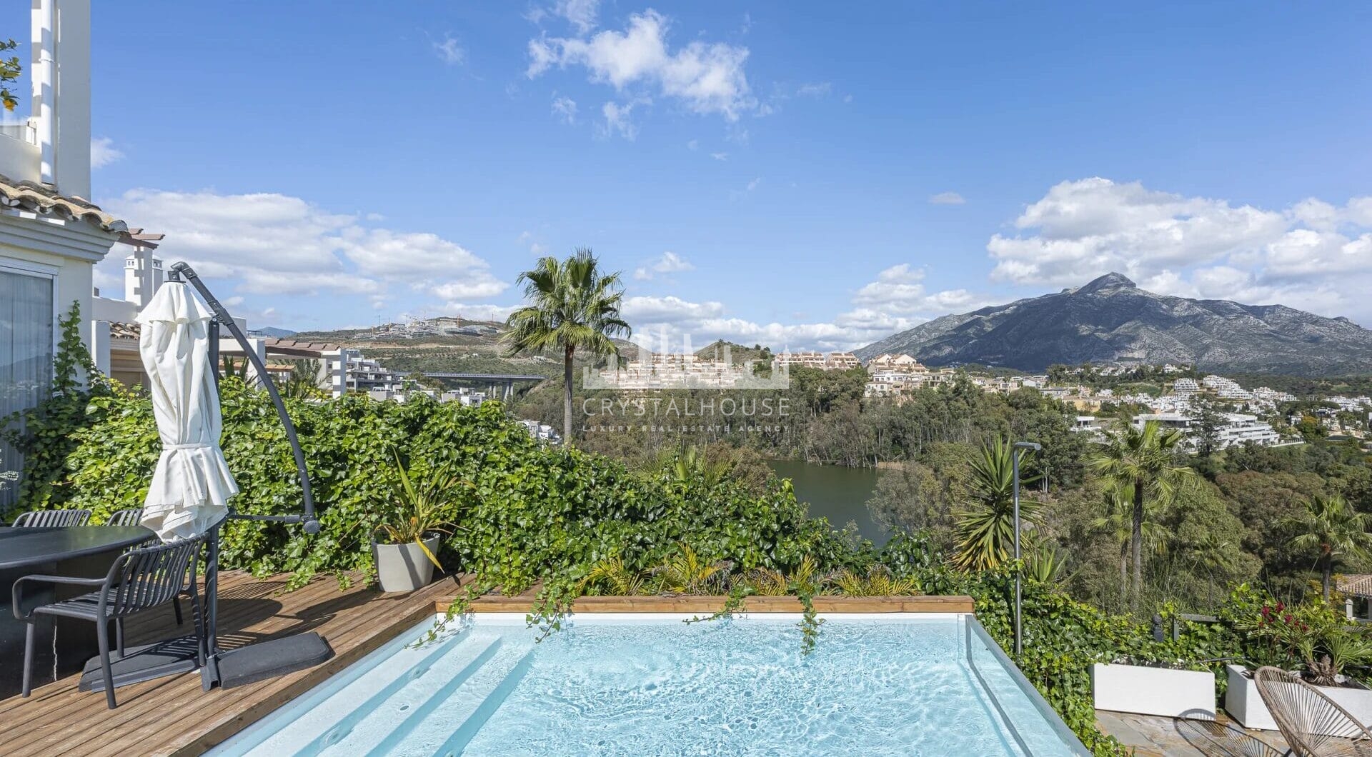 Doświadcz luksusowego życia w tym oszałamiającym apartamencie na parterze położonym w prestiżowym Palacetes de Les Belvederes.