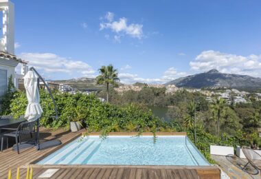 Doświadcz luksusowego życia w tym oszałamiającym apartamencie na parterze położonym w prestiżowym Palacetes de Les Belvederes.