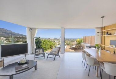 Doświadcz luksusowego życia w tym oszałamiającym apartamencie na parterze położonym w prestiżowym Palacetes de Les Belvederes.