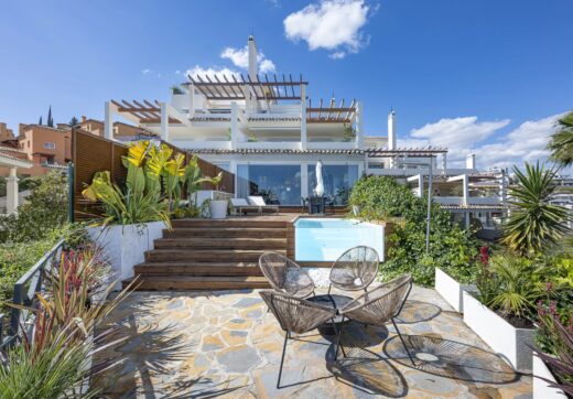 Doświadcz luksusowego życia w tym oszałamiającym apartamencie na parterze położonym w prestiżowym Palacetes de Les Belvederes.