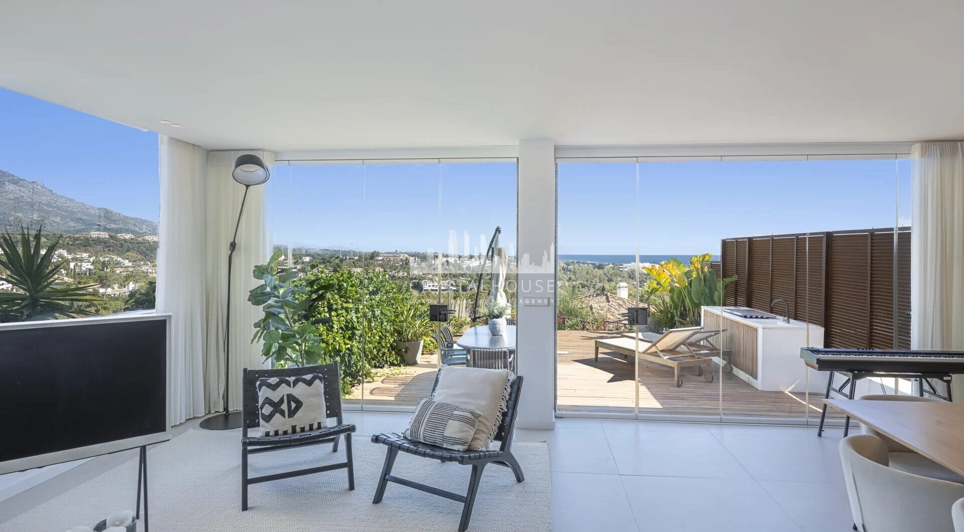 Doświadcz luksusowego życia w tym oszałamiającym apartamencie na parterze położonym w prestiżowym Palacetes de Les Belvederes.