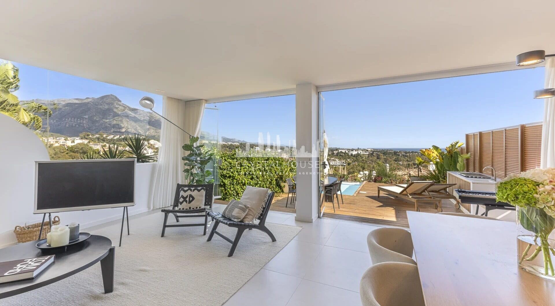 Doświadcz luksusowego życia w tym oszałamiającym apartamencie na parterze położonym w prestiżowym Palacetes de Les Belvederes.