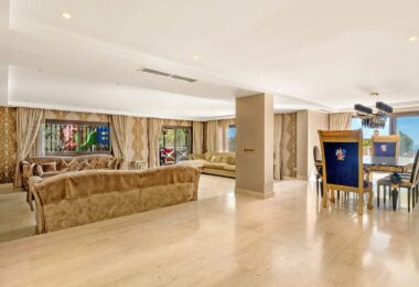 Położona w prestiżowej społeczności El Herrojo, ta willa z 7 sypialniami i 9 łazienkami na nowo definiuje bogate życie.