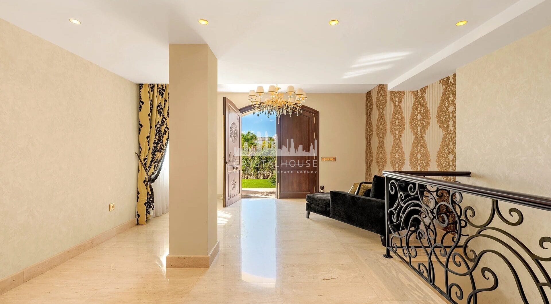 Położona w prestiżowej społeczności El Herrojo, ta willa z 7 sypialniami i 9 łazienkami na nowo definiuje bogate życie.