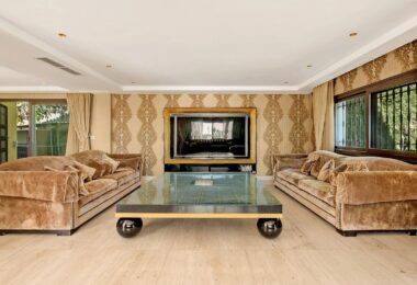 Położona w prestiżowej społeczności El Herrojo, ta willa z 7 sypialniami i 9 łazienkami na nowo definiuje bogate życie.