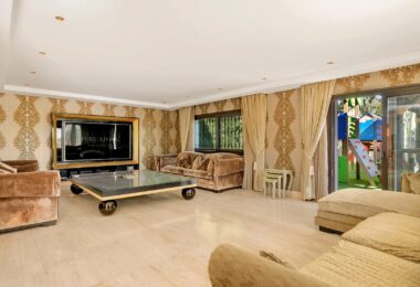 Położona w prestiżowej społeczności El Herrojo, ta willa z 7 sypialniami i 9 łazienkami na nowo definiuje bogate życie.