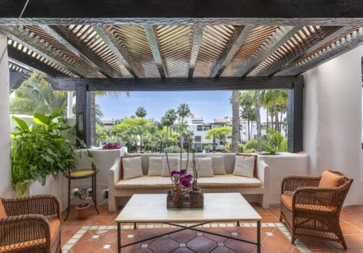 Ten przestronny dwupoziomowy penthouse z trzema sypialniami, położony w prestiżowych Ogrodach Perskich renomowanego kurortu Puente Romano na Złotej Mili w Marbelli, stanowi rzadką okazję do posiadania domu o nieprzemijającym uroku i niezwykłym potencjale.