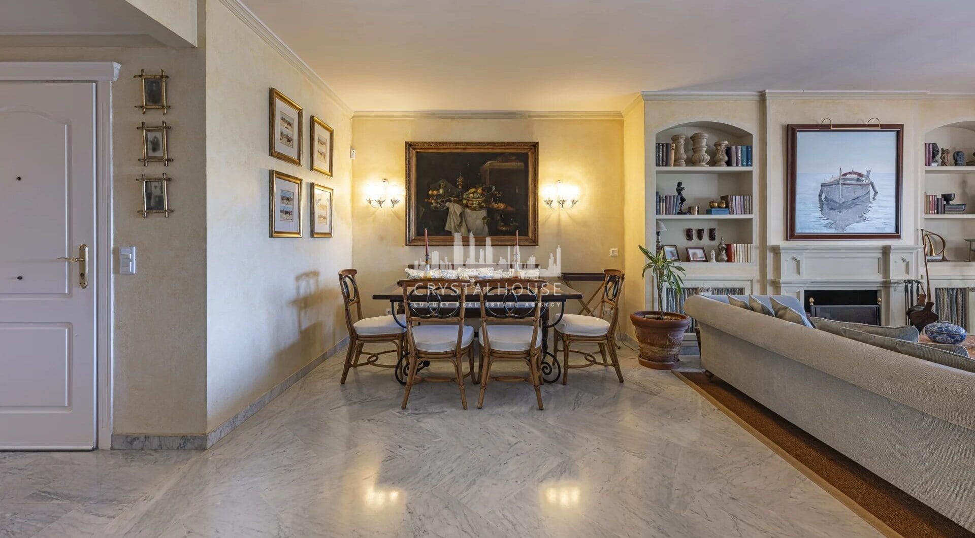 Ten przestronny dwupoziomowy penthouse z trzema sypialniami, położony w prestiżowych Ogrodach Perskich renomowanego kurortu Puente Romano na Złotej Mili w Marbelli, stanowi rzadką okazję do posiadania domu o nieprzemijającym uroku i niezwykłym potencjale.