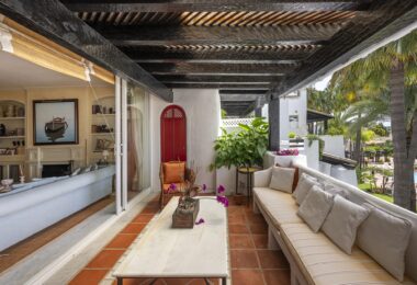 Ten przestronny dwupoziomowy penthouse z trzema sypialniami, położony w prestiżowych Ogrodach Perskich renomowanego kurortu Puente Romano na Złotej Mili w Marbelli, stanowi rzadką okazję do posiadania domu o nieprzemijającym uroku i niezwykłym potencjale.