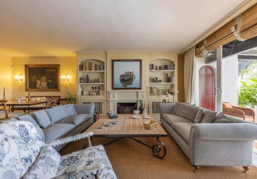 Ten przestronny dwupoziomowy penthouse z trzema sypialniami, położony w prestiżowych Ogrodach Perskich renomowanego kurortu Puente Romano na Złotej Mili w Marbelli, stanowi rzadką okazję do posiadania domu o nieprzemijającym uroku i niezwykłym potencjale.