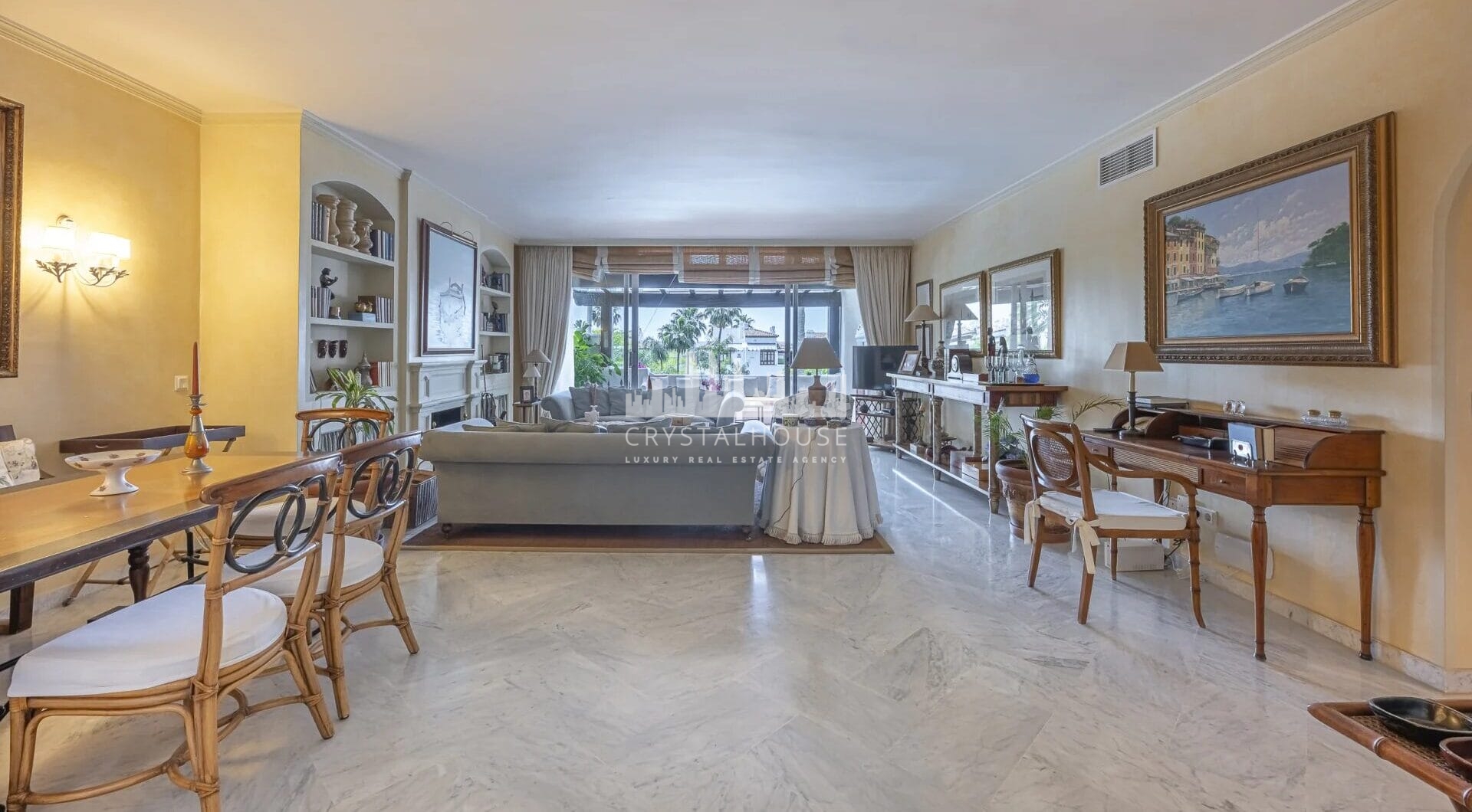 Ten przestronny dwupoziomowy penthouse z trzema sypialniami, położony w prestiżowych Ogrodach Perskich renomowanego kurortu Puente Romano na Złotej Mili w Marbelli, stanowi rzadką okazję do posiadania domu o nieprzemijającym uroku i niezwykłym potencjale.
