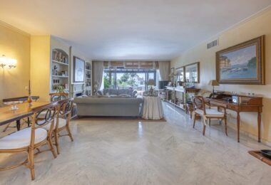 Ten przestronny dwupoziomowy penthouse z trzema sypialniami, położony w prestiżowych Ogrodach Perskich renomowanego kurortu Puente Romano na Złotej Mili w Marbelli, stanowi rzadką okazję do posiadania domu o nieprzemijającym uroku i niezwykłym potencjale.