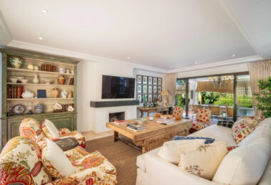 Odkryj tę spektakularną nieruchomość położoną w prestiżowej okolicy La Quinta w Benahavis, idealną dla miłośników golfa i śródziemnomorskiego stylu życia.